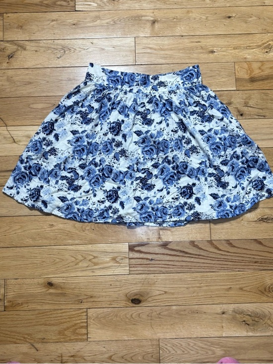 Divided Dresses & Skirts - Floral Ruffle Mini Skirt Size Small White Black